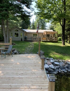Terrace/patio - Private Waterfront Cottage, Rivermist Retreat (Kawartha Lakes)