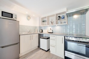 Microwave, oven, toaster, cookware/dishes/utensils - 1 Bed in Parracombe (oc-smitho) (Trentishoe)