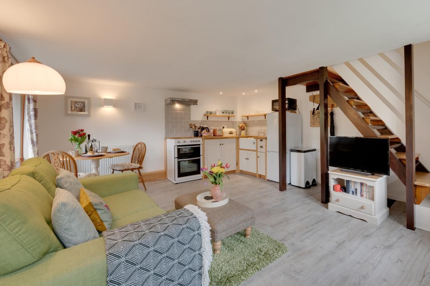 Un appartement moderne comprenant un salon, une cuisine et un coin repas.
