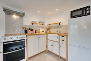 Microondas, horno y utensilios de cocina 