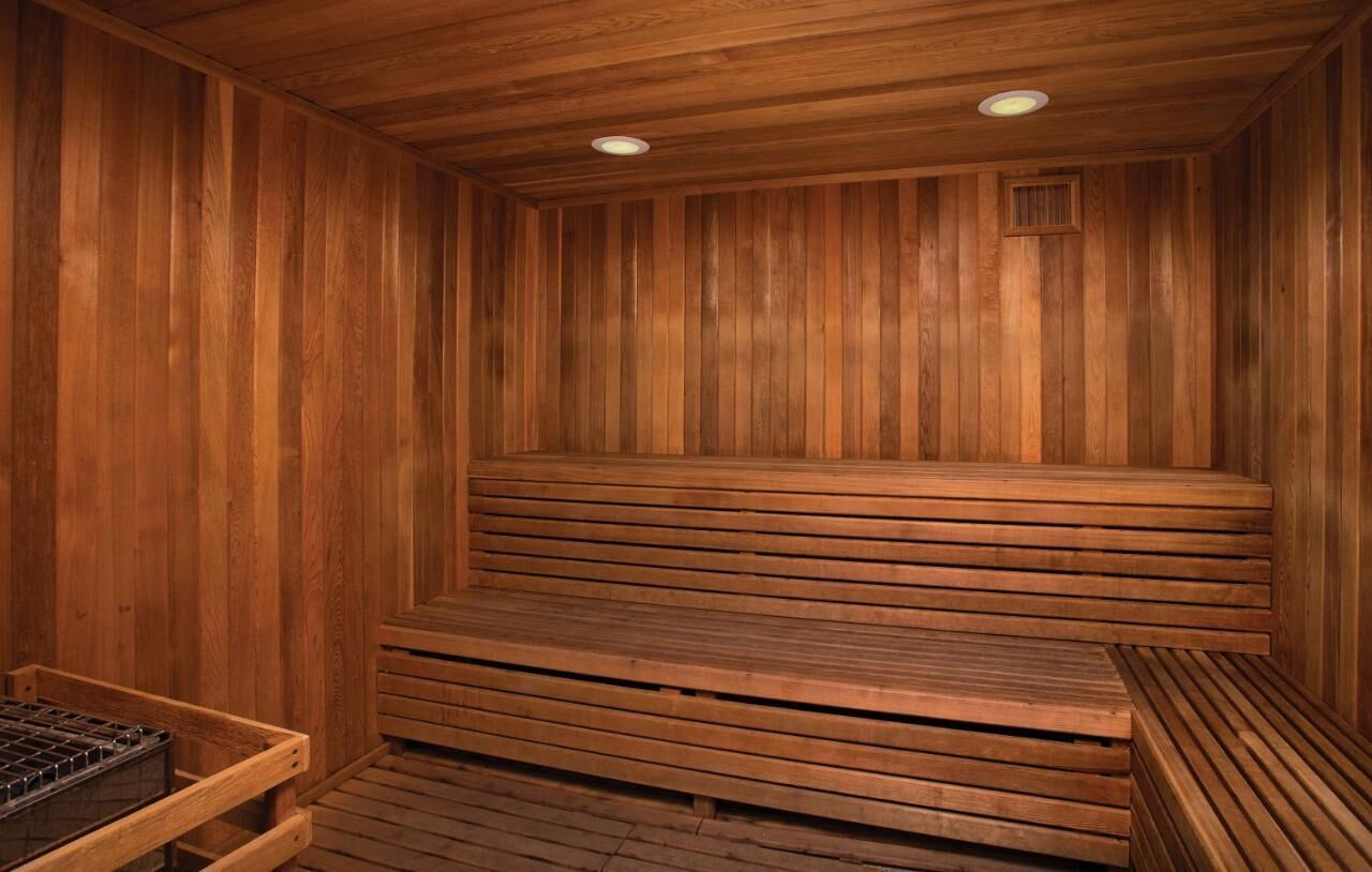 Un sauna en bois, doté de bancs et d’un système de chauffage.