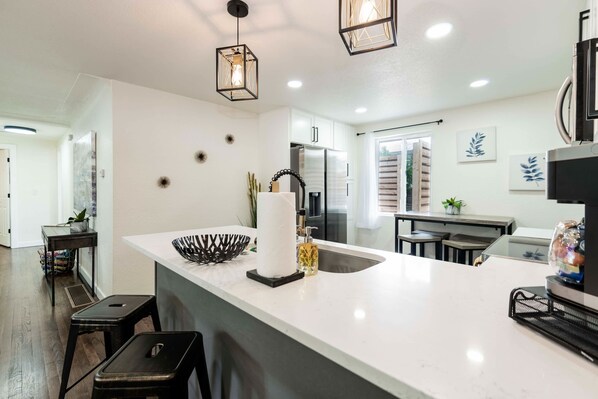 Interior - Hot Tub, Firepit, Putt Putt, Family Friendly! (Lakewood)