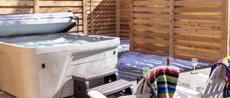 Banyera d'hidromassatge a l'aire lliure