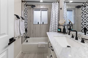 Baignoire, séchoir à cheveux, serviettes fournies, shampooing
