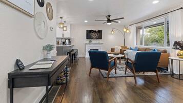 Una televisión, una chimenea, una oficina