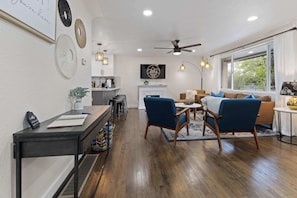 Televisie, een open haard en een kantoor