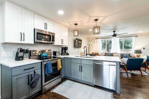 Een koelkast, een microgolfoven, een oven, een kookplaat