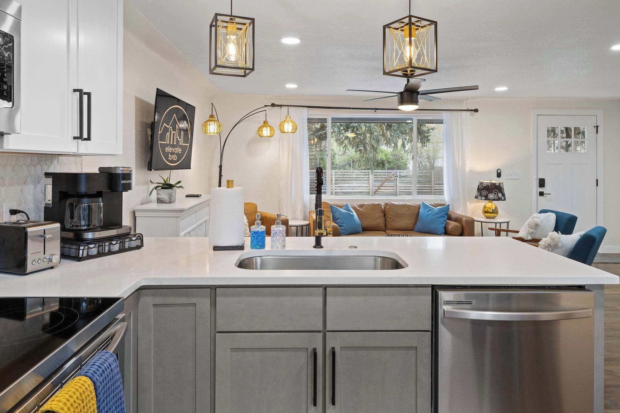 冷蔵庫、電子レンジ、オーブン、コンロ