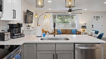 Refrigerador, microondas, horno, placa de cocina