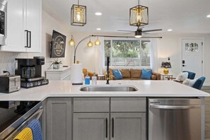 Een koelkast, een microgolfoven, een oven, een kookplaat