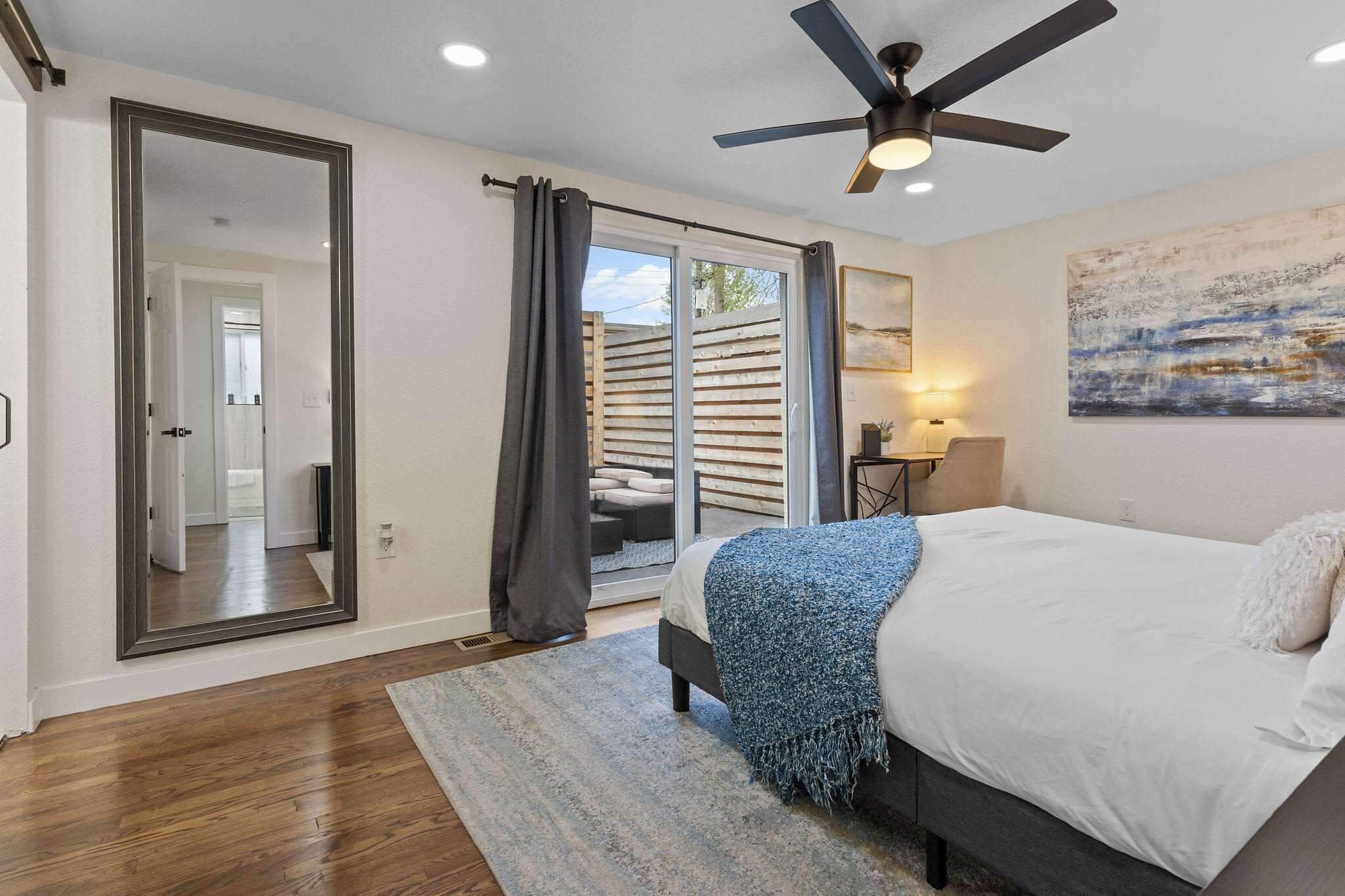 2 habitaciones, escritorio y tabla de planchar con plancha 