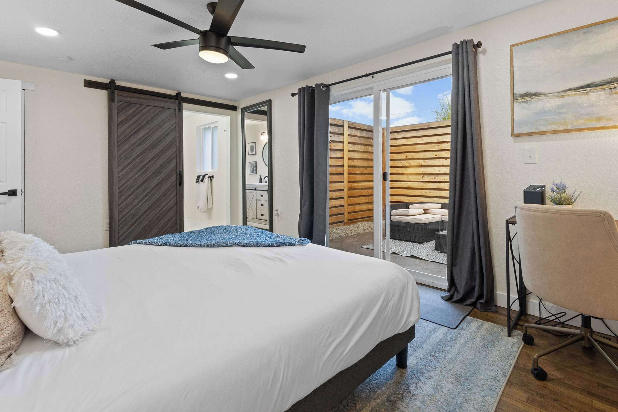 2 間睡房、書桌、熨斗/熨衫板、可攜式嬰兒床