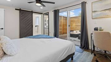 2 dormitorios, escritorio, tabla de planchar con plancha y cuna de viaje