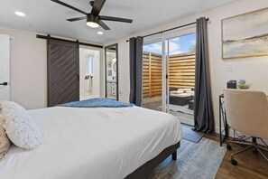 2 slaapkamers, een bureau, een strijkplank/strijkijzer, reisbedje