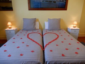 1 bedroom, free WiFi, bed sheets - CAPRICES ENSOLEILLES Room in Mersoise villa, panoramic view, 300 m from the beach (Mers-les-Bains)