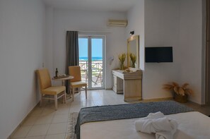 Habitación Confort con 1 cama matrimonial o 2 individuales, vista al mar | Espacio para trabajar con laptop y cortinas blackout 