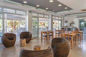 Lobby sitting area - Naiades Hotel by Estia (Hersonissos)