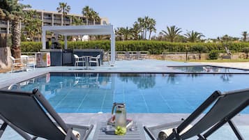 Una piscina al aire libre de temporada