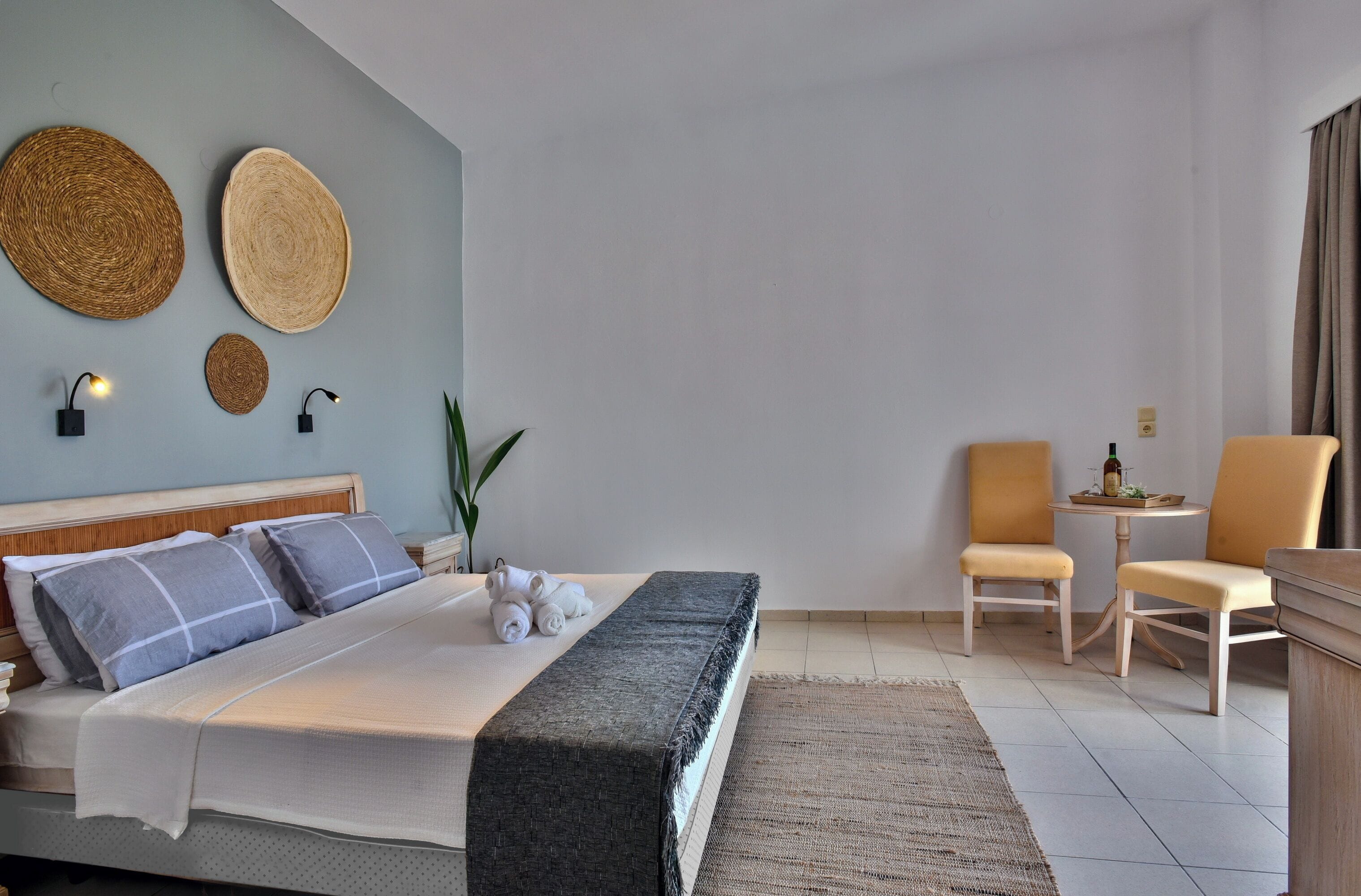 Espacio para trabajar con laptop y cortinas blackout 