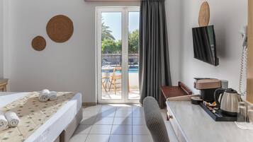 Laptop workspace, blackout curtains, iron/ironing board, free WiFi