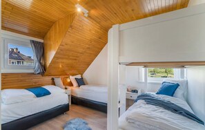 3 slaapkamers, een bureau, een strijkplank/strijkijzer, reisbedje