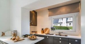 Een koelkast, een microgolfoven, een oven, een kookplaat