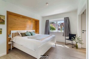 3 habitaciones, escritorio y tabla de planchar con plancha 
