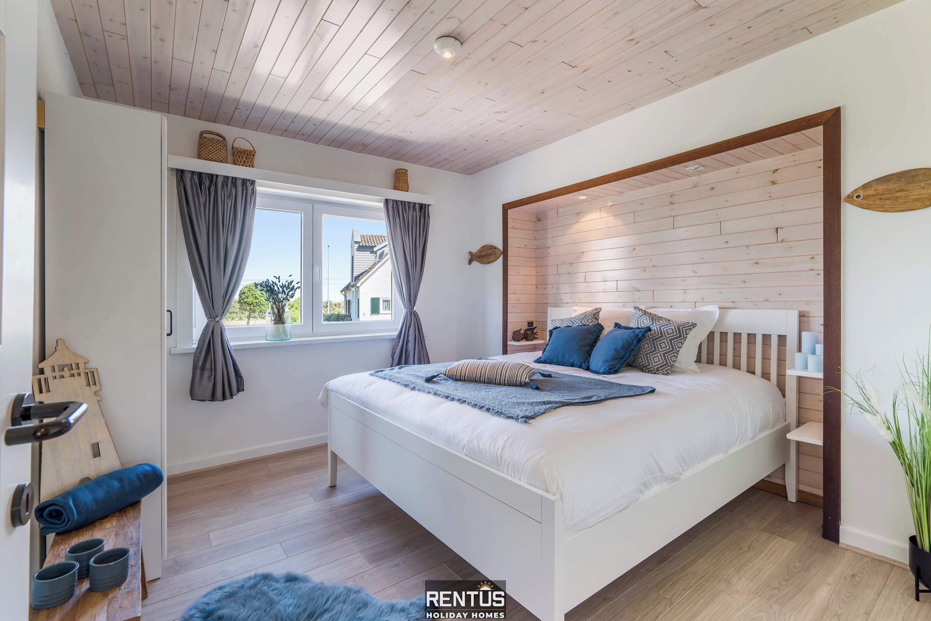 3 chambres, bureau, fer et planche à repasser, lit parapluie