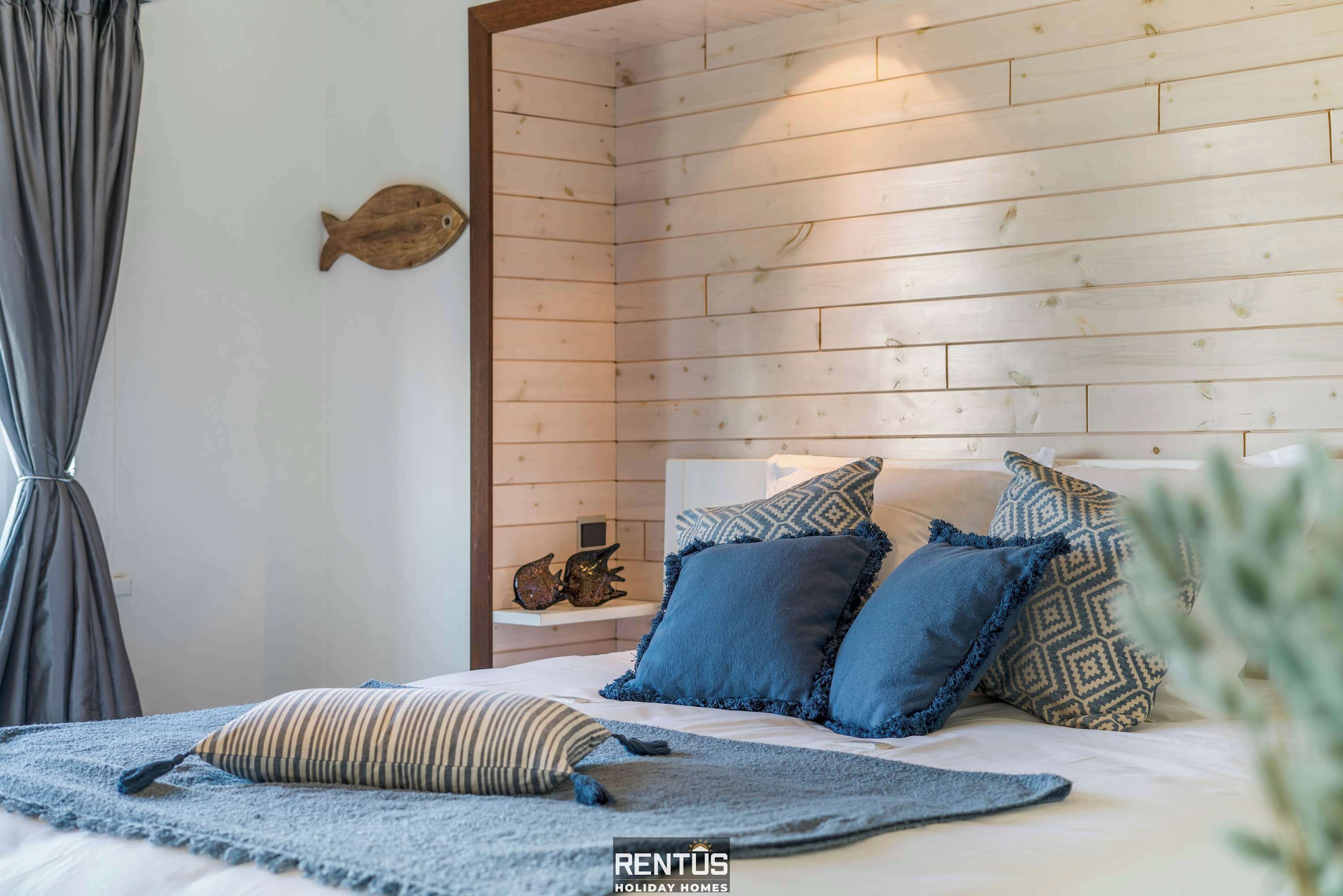 3 chambres, bureau, fer et planche à repasser, lit de bébé portatif