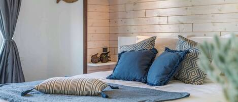 3 chambres, bureau, fer et planche à repasser, lit de bébé portatif