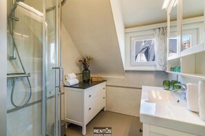 Tina, amenidades de baño gratuitas, secadora de cabello, toallas 