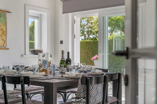 Villa Gamoni - spacious holiday home with garden