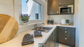 Cafetera y tetera, refrigerador, microondas y horno 