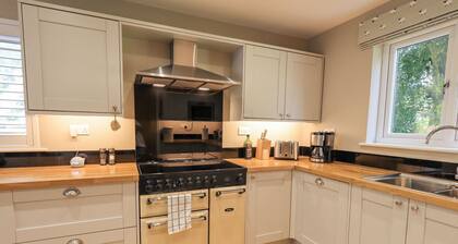 2 mins Lake Windermere! Gorgeous quiet property, slps 8 (4 bedrooms, 3 bathrms)