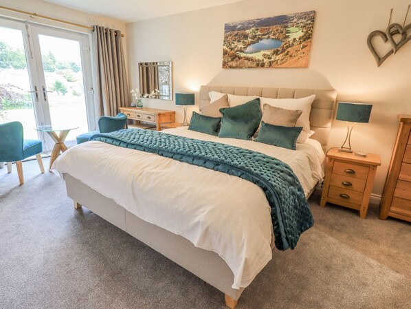 4 bedrooms, desk, iron/ironing board, travel cot