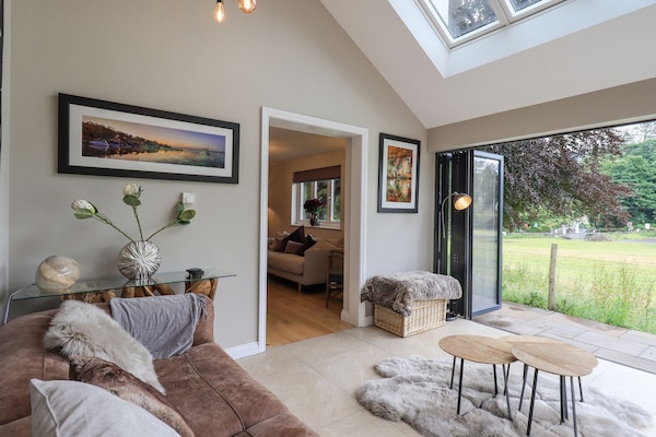 Smart-tv, een open haard, boeken en een stereo