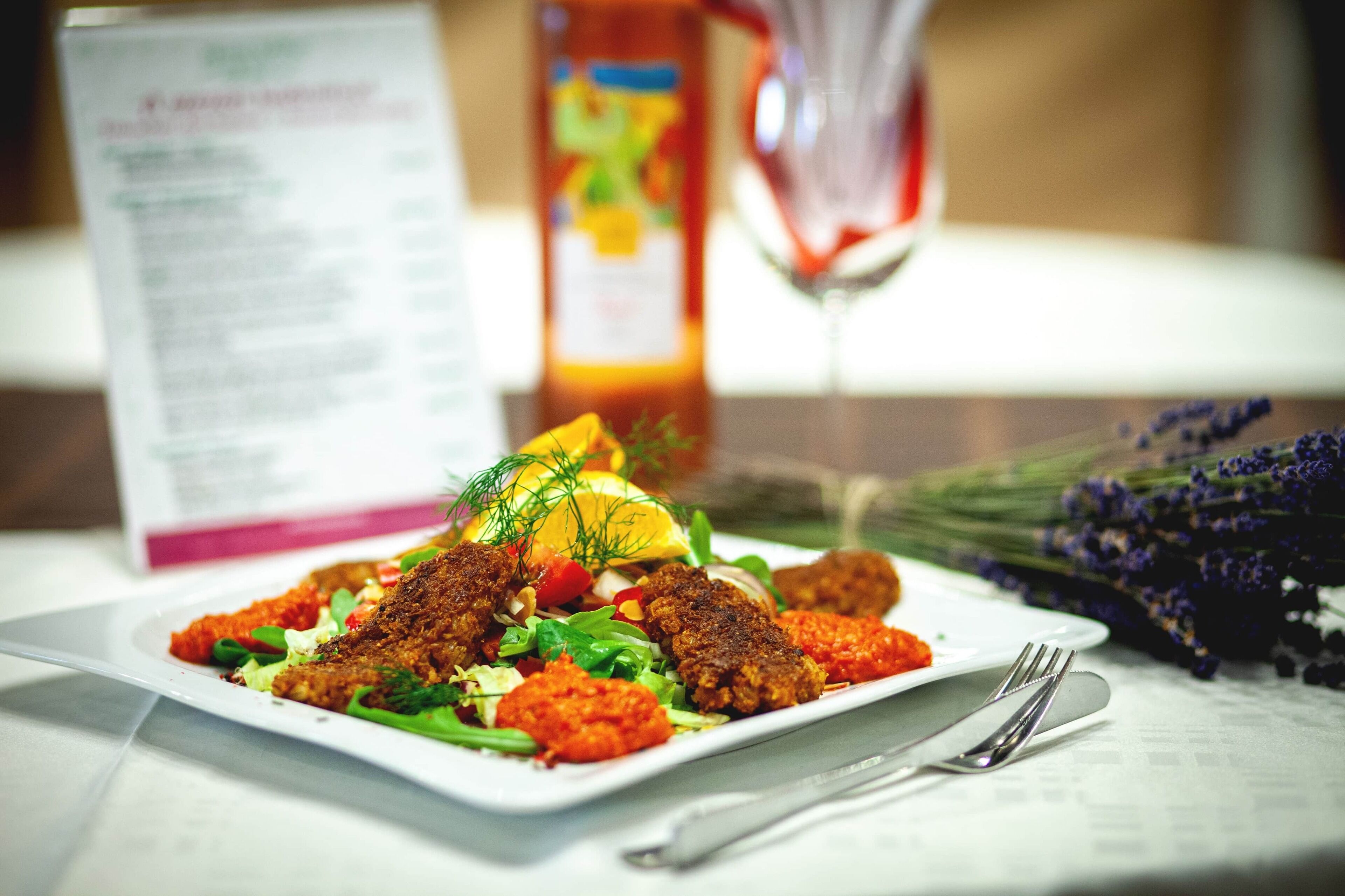 Une assiette de nourriture avec un menu en arrière-plan.