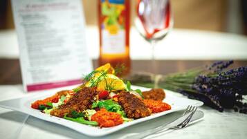 Une assiette de nourriture avec un menu en arrière-plan.