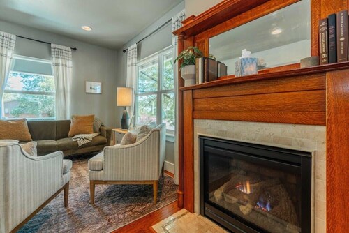 Windsor Retreat: Across from Park + Hot Tub