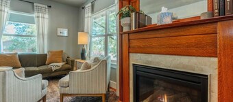 Windsor Retreat: Across from Park + Hot Tub