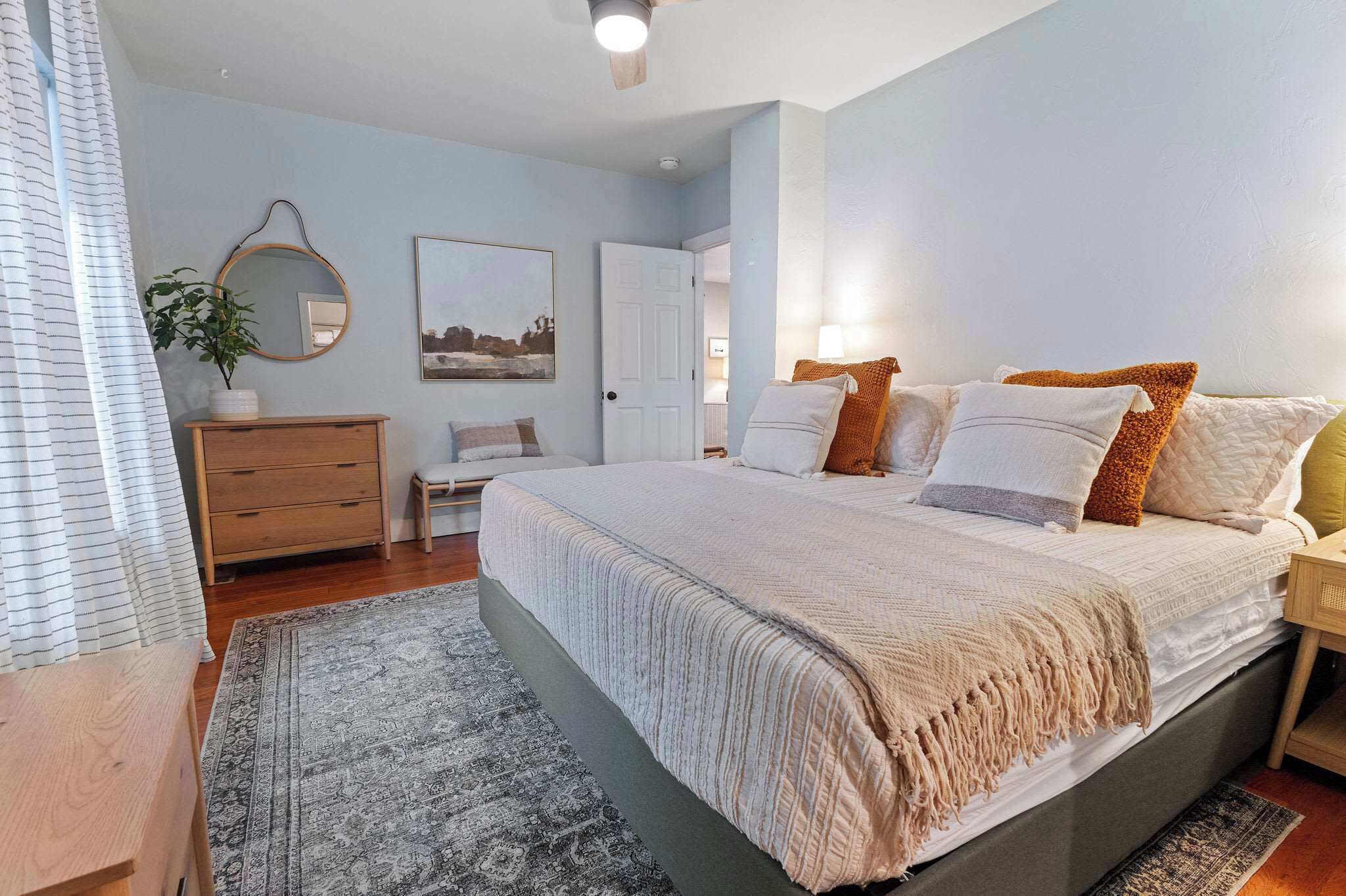 3 bedrooms, desk, iron/ironing board, travel crib