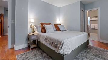 3 chambres, bureau, fer et planche Ă repasser, lit parapluie