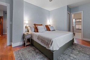 3 habitaciones, escritorio y tabla de planchar con plancha 