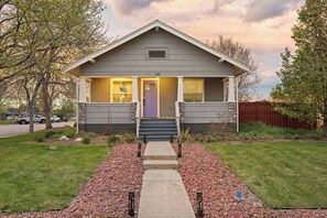 Exterior - Windsor Retreat: Across from Park + Hot Tub (Windsor)