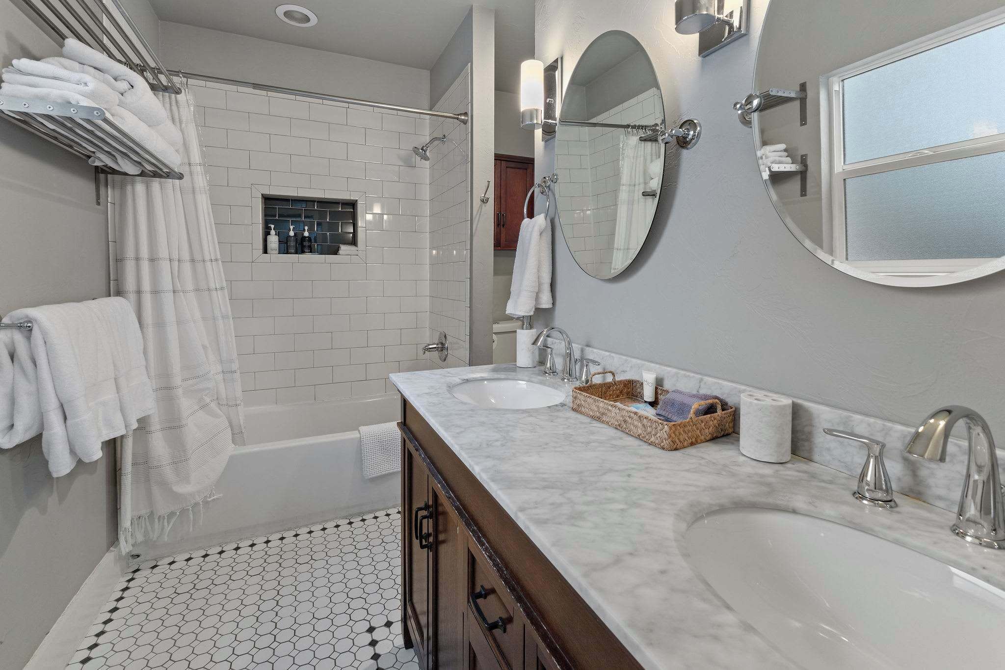 Baignoire, articles de toilette gratuits, sèche-cheveux