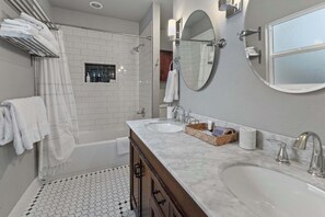 Baignoire, articles de toilette (gratuits), séchoir à cheveux