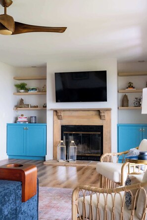 TV, offices - Waterfront Tilghman Retreat with Dock, Fire Pit & Sunsets (Tilghman Island)