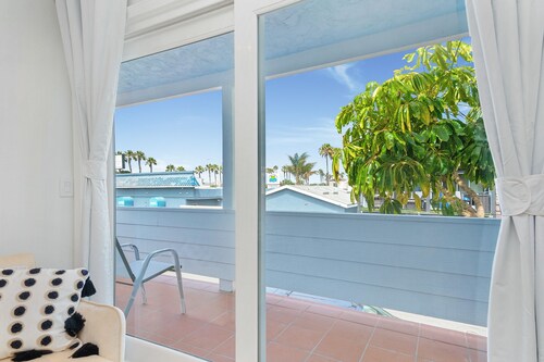 Stylish Newport Beach Living - 1 block to Beach