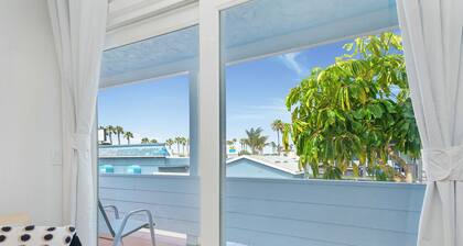 Stylish Newport Beach Living - 1 block to Beach