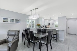 Condo, 1 cama King size (Inland condo with pool, spa, tennis a) | Cocina privada